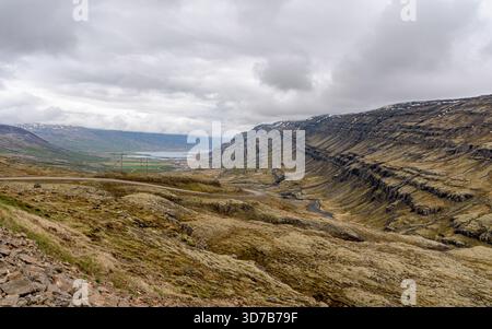 Vue panoramique sur le fjord de Berufjordur dans le sud-est de l'Islande vu de la route Oxi Pass Banque D'Images