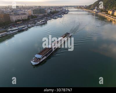 Vue aérienne d'un bateau de croisière fluviale voyageant sur le Danube à Budapest Hongrie Banque D'Images