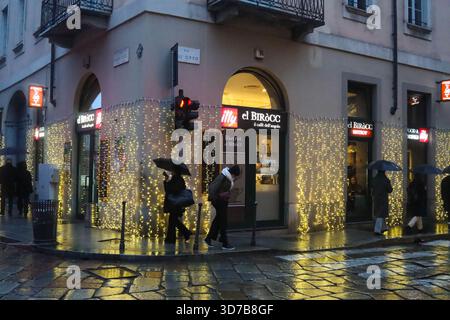 Milan, Italie. 24 novembre 2025. Milan (Italie), 11/24/2025 - froid/pluie/automne/Milan - le lundi a été pluvieux et très froid dans la ville de Milan, où la température a conduit les Milanais et les touristes à s'habiller chaleureusement et à chercher des endroits plus fermés. Les prévisions sont pour des températures toujours basses. (Foto : Edson de Souza/Thenews2/Zumapress) (crédit image : © Edson Teodoro de Souza/TheNEWS2 via ZUMA Press Wire) USAGE ÉDITORIAL SEULEMENT ! Non destiné à UN USAGE commercial ! Banque D'Images