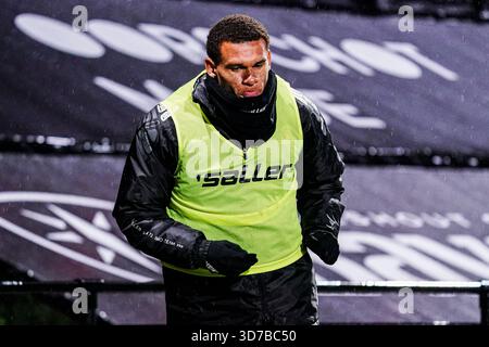 Helmond, pays-Bas. 24 novembre 2025. HELMOND, PAYS-BAS - 24 NOVEMBRE : Justin Ogenia de Helmond Sport regarde pendant le match néerlandais Keuken Kampioen Divisie entre Helmond Sport et Jong Ajax au GS Staalwerken Stadion le 24 novembre 2025 à Helmond, pays-Bas. (Photo de Gabriel Calvino Alonso/Orange Pictures) crédit : Orange pics BV/Alamy Live News Banque D'Images