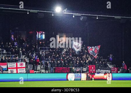 Helmond, pays-Bas. 24 novembre 2025. HELMOND, PAYS-BAS - 24 NOVEMBRE : fans de Helmond Sport lors du match néerlandais Keuken Kampioen Divisie entre Helmond Sport et Jong Ajax au GS Staalwerken Stadion le 24 novembre 2025 à Helmond, pays-Bas. (Photo de Gabriel Calvino Alonso/Orange Pictures) crédit : Orange pics BV/Alamy Live News Banque D'Images