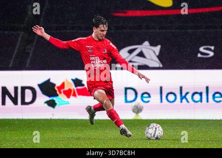 Helmond, pays-Bas. 24 novembre 2025. HELMOND, PAYS-BAS - 24 NOVEMBRE : Dennis vos de Helmond Sport tourne lors du match néerlandais Keuken Kampioen Divisie entre Helmond Sport et Jong Ajax au GS Staalwerken Stadion le 24 novembre 2025 à Helmond, pays-Bas. (Photo de Gabriel Calvino Alonso/Orange Pictures) crédit : Orange pics BV/Alamy Live News Banque D'Images