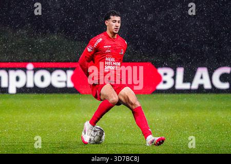 Helmond, pays-Bas. 24 novembre 2025. HELMOND, PAYS-BAS - 24 NOVEMBRE : Tarik Essakkati de Helmond Sport dribble lors du match néerlandais Keuken Kampioen Divisie entre Helmond Sport et Jong Ajax au GS Staalwerken Stadion le 24 novembre 2025 à Helmond, pays-Bas. (Photo de Gabriel Calvino Alonso/Orange Pictures) crédit : Orange pics BV/Alamy Live News Banque D'Images