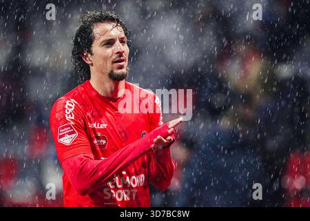 Helmond, pays-Bas. 24 novembre 2025. HELMOND, PAYS-BAS - 24 NOVEMBRE : Amir Absalem de Helmond Sport remercie les fans lors du match néerlandais Keuken Kampioen Divisie entre Helmond Sport et Jong Ajax au GS Staalwerken Stadion le 24 novembre 2025 à Helmond, pays-Bas. (Photo de Gabriel Calvino Alonso/Orange Pictures) crédit : Orange pics BV/Alamy Live News Banque D'Images