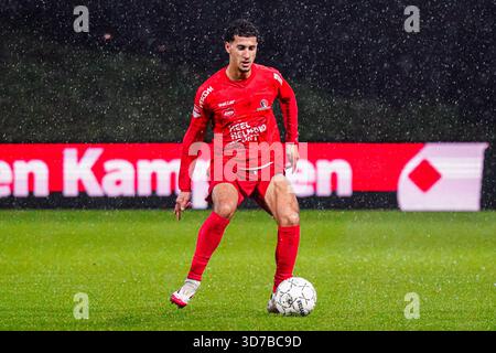 Helmond, pays-Bas. 24 novembre 2025. HELMOND, PAYS-BAS - 24 NOVEMBRE : Tarik Essakkati de Helmond Sport dribble lors du match néerlandais Keuken Kampioen Divisie entre Helmond Sport et Jong Ajax au GS Staalwerken Stadion le 24 novembre 2025 à Helmond, pays-Bas. (Photo de Gabriel Calvino Alonso/Orange Pictures) crédit : Orange pics BV/Alamy Live News Banque D'Images