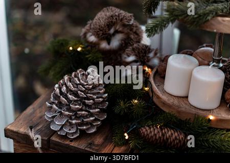 Intérieur de vacances confortable avec un canapé en velours vert foncé, des murs de briques, des arbres de Noël ornés de lumières et des lumières chaudes pour créer une fête Banque D'Images