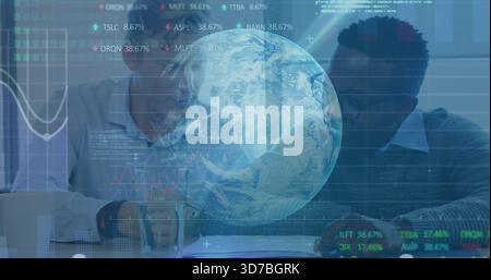 Examen de deux collègues dans des chemises d'affaires se penchant au bureau, étudiant des documents, des stylos, des graphiques Banque D'Images