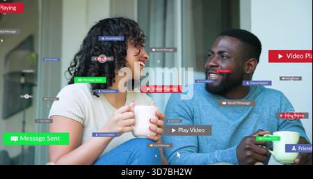 Bavarder deux adultes tenant des tasses sur le porche, portant un pull bleu et un haut en tricot, avec des étiquettes UI Banque D'Images