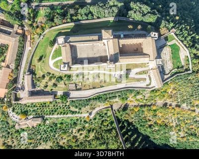 Vue aérienne de haut en bas de la forteresse Rocca Albornoziana à Spoleto Italie Banque D'Images