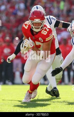 23 novembre 2025 : le Tight End des Chiefs de Kansas City Travis Kelce (87 ans) dirige le ballon lors d'un match de football de la NFL contre les Colts d'Indianapolis au GEHA Field au stade Arrowhead de Kansas City, Missouri. David Smith/CSM Banque D'Images