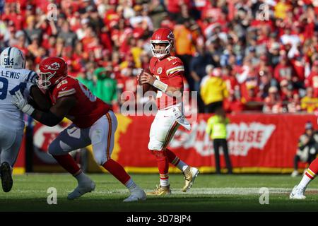 23 novembre 2025 : le quarterback Patrick Mahomes (15 ans) des Chiefs de Kansas City semble passer lors d'un match de football de la NFL contre les Colts d'Indianapolis au GEHA Field au stade Arrowhead à Kansas City, Missouri. David Smith/CSM Banque D'Images