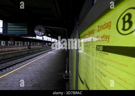 Quai vide à la Gare du midi - Zuidstation (Bruxelles Sud) le premier jour d'une grève nationale de 72 heures appelée par les syndicats des transports publics ferroviaires, à Bruxelles, lundi 24 novembre 2025. Maintenir l'indice, renforcer la sécurité sociale et assurer une participation équitable aux cotisations de sécurité sociale sont autant d'exigences visant à lutter contre la division sociale et à promouvoir une plus grande justice sociale. Demain, d’autres services publics rejoindront le mouvement et mercredi tous les secteurs se réuniront. BELGA PHOTO DIRK WAEM Banque D'Images