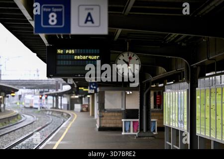 Quai vide à la Gare du midi - Zuidstation (Bruxelles Sud) lors d'une marche symbolique des syndicats des chemins de fer vers le siège des compagnies ferroviaires, le premier jour d'une grève nationale de 72 heures appelée par les syndicats des transports publics ferroviaires, à Bruxelles, lundi 24 novembre 2025. Maintenir l'indice, renforcer la sécurité sociale et assurer une participation équitable aux cotisations de sécurité sociale sont autant d'exigences visant à lutter contre la division sociale et à promouvoir une plus grande justice sociale. Demain, d’autres services publics rejoindront le mouvement et mercredi tous les secteurs se réuniront. BELGA PHOTO Banque D'Images