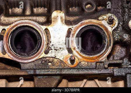 Les contraintes thermiques et les résidus de carburant laissent des croûtes et des piqûres visibles sur le métal après des années de fonctionnement du moteur, focalisation sélective Banque D'Images