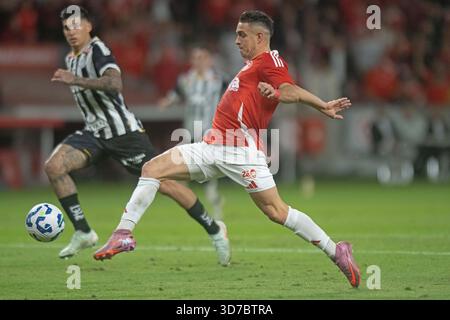 Porto Alegre, Brésil. 24 novembre 2025. Rafael Borre de l'Internacional lors du match entre l'Internacional et Santos, pour la Serie A 2025 brésilienne, au stade Beira-Rio, à Porto Alegre, le 24 novembre 2025 photo : Max Peixoto/DiaEsportivo/Alamy Live News crédit : DiaEsportivo/Alamy Live News Banque D'Images