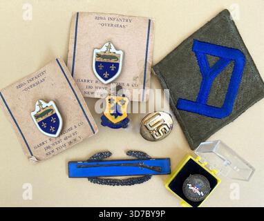 Une collection de badges de l'armée américaine de la seconde Guerre mondiale. Banque D'Images