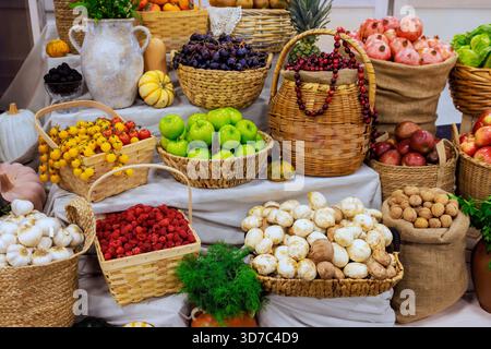 Divers fruits légumes sont disposés dans des paniers, de la saison de récolte d'automne au marché local Banque D'Images