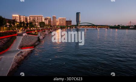 Vue panoramique sur la Save et le front de mer de Belgrade après le coucher du soleil Banque D'Images