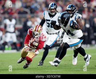 Santa Clara, États-Unis. 24 novembre 2025. Le quarterback des 49ers de San Francisco, Brock Purdy (13 ans), gagne du terrain sur un gardien dans le premier quart de leur match NFL contre les Panthers de la Caroline au Levi's Stadium de Santa Clara, Californie, le lundi 24 novembre 2025. (Photo de Jane Tyska/Bay Area News Group/TNS/Sipa USA) crédit : Sipa USA/Alamy Live News Banque D'Images