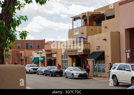 Downtown Santa Fe montrant des voitures et des piétons à Santa Fe, Nouveau Mexique, États-Unis Banque D'Images