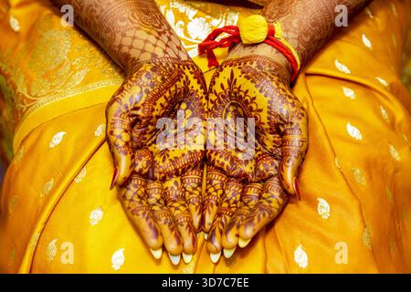 Belle art de henné sur les mains, tradition de mariage indien, gros plan, couleurs vibrantes Banque D'Images