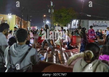 Grapevine, Texas, États-Unis. 23 novembre 2025. Grapevine, Texas ''" Nov. 24, 2025. Les visiteurs se rassemblent sur la rue principale historique pour la célébration annuelle du chant des lumières de la ville. Connue comme la capitale de Noël du Texas, Grapevine attire des milliers de personnes chaque saison des fêtes pour voir ses décorations élaborées et participer à des événements communautaires. (Crédit image : © Chris Rusanowsky/ZUMA Press Wire) USAGE ÉDITORIAL SEULEMENT ! Non destiné à UN USAGE commercial ! Banque D'Images