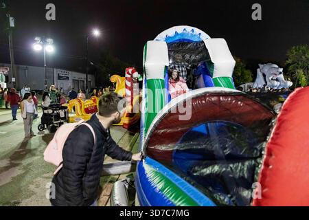 Grapevine, Texas, États-Unis. 23 novembre 2025. Grapevine, Texas ''" Nov. 24, 2025. Les visiteurs se rassemblent sur la rue principale historique pour la célébration annuelle du chant des lumières de la ville. Connue comme la capitale de Noël du Texas, Grapevine attire des milliers de personnes chaque saison des fêtes pour voir ses décorations élaborées et participer à des événements communautaires. (Crédit image : © Chris Rusanowsky/ZUMA Press Wire) USAGE ÉDITORIAL SEULEMENT ! Non destiné à UN USAGE commercial ! Banque D'Images
