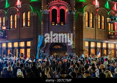 Grapevine, Texas, États-Unis. 23 novembre 2025. Grapevine, Texas ''" Nov. 24, 2025. Les visiteurs se rassemblent sur la rue principale historique pour la célébration annuelle du chant des lumières de la ville. Connue comme la capitale de Noël du Texas, Grapevine attire des milliers de personnes chaque saison des fêtes pour voir ses décorations élaborées et participer à des événements communautaires. (Crédit image : © Chris Rusanowsky/ZUMA Press Wire) USAGE ÉDITORIAL SEULEMENT ! Non destiné à UN USAGE commercial ! Banque D'Images