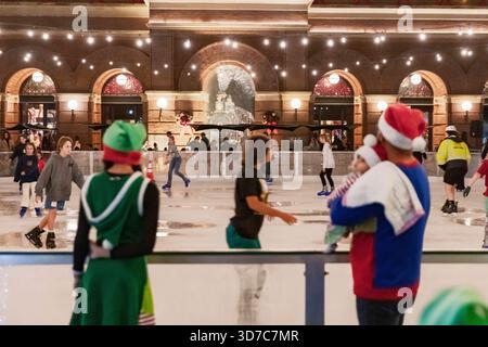 Grapevine, Texas, États-Unis. 23 novembre 2025. Grapevine, Texas ''" Nov. 24, 2025. Les visiteurs se rassemblent sur la rue principale historique pour la célébration annuelle du chant des lumières de la ville. Connue comme la capitale de Noël du Texas, Grapevine attire des milliers de personnes chaque saison des fêtes pour voir ses décorations élaborées et participer à des événements communautaires. (Crédit image : © Chris Rusanowsky/ZUMA Press Wire) USAGE ÉDITORIAL SEULEMENT ! Non destiné à UN USAGE commercial ! Banque D'Images
