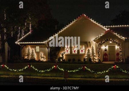 Grapevine, Texas, États-Unis. 23 novembre 2025. Grapevine, Texas ''" Nov. 24, 2025. Les visiteurs se rassemblent sur la rue principale historique pour la célébration annuelle du chant des lumières de la ville. Connue comme la capitale de Noël du Texas, Grapevine attire des milliers de personnes chaque saison des fêtes pour voir ses décorations élaborées et participer à des événements communautaires. (Crédit image : © Chris Rusanowsky/ZUMA Press Wire) USAGE ÉDITORIAL SEULEMENT ! Non destiné à UN USAGE commercial ! Banque D'Images