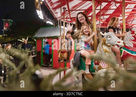 Grapevine, Texas, États-Unis. 23 novembre 2025. Grapevine, Texas ''" Nov. 24, 2025. Les visiteurs se rassemblent sur la rue principale historique pour la célébration annuelle du chant des lumières de la ville. Connue comme la capitale de Noël du Texas, Grapevine attire des milliers de personnes chaque saison des fêtes pour voir ses décorations élaborées et participer à des événements communautaires. (Crédit image : © Chris Rusanowsky/ZUMA Press Wire) USAGE ÉDITORIAL SEULEMENT ! Non destiné à UN USAGE commercial ! Banque D'Images