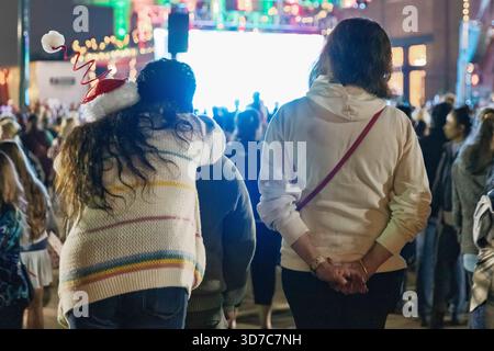 Grapevine, Texas, États-Unis. 23 novembre 2025. Grapevine, Texas ''" Nov. 24, 2025. Les visiteurs se rassemblent sur la rue principale historique pour la célébration annuelle du chant des lumières de la ville. Connue comme la capitale de Noël du Texas, Grapevine attire des milliers de personnes chaque saison des fêtes pour voir ses décorations élaborées et participer à des événements communautaires. (Crédit image : © Chris Rusanowsky/ZUMA Press Wire) USAGE ÉDITORIAL SEULEMENT ! Non destiné à UN USAGE commercial ! Banque D'Images