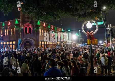 Grapevine, Texas, États-Unis. 23 novembre 2025. Grapevine, Texas ''" Nov. 24, 2025. Les visiteurs se rassemblent sur la rue principale historique pour la célébration annuelle du chant des lumières de la ville. Connue comme la capitale de Noël du Texas, Grapevine attire des milliers de personnes chaque saison des fêtes pour voir ses décorations élaborées et participer à des événements communautaires. (Crédit image : © Chris Rusanowsky/ZUMA Press Wire) USAGE ÉDITORIAL SEULEMENT ! Non destiné à UN USAGE commercial ! Banque D'Images