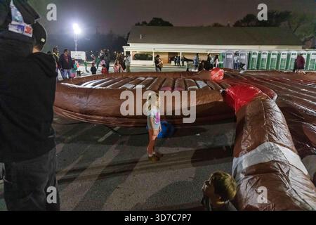 Grapevine, Texas, États-Unis. 23 novembre 2025. Grapevine, Texas ''" Nov. 24, 2025. Les visiteurs se rassemblent sur la rue principale historique pour la célébration annuelle du chant des lumières de la ville. Connue comme la capitale de Noël du Texas, Grapevine attire des milliers de personnes chaque saison des fêtes pour voir ses décorations élaborées et participer à des événements communautaires. (Crédit image : © Chris Rusanowsky/ZUMA Press Wire) USAGE ÉDITORIAL SEULEMENT ! Non destiné à UN USAGE commercial ! Banque D'Images