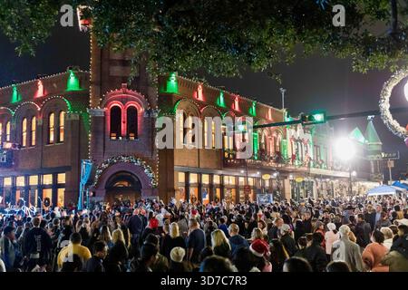 Grapevine, Texas, États-Unis. 23 novembre 2025. Grapevine, Texas ''" Nov. 24, 2025. Les visiteurs se rassemblent sur la rue principale historique pour la célébration annuelle du chant des lumières de la ville. Connue comme la capitale de Noël du Texas, Grapevine attire des milliers de personnes chaque saison des fêtes pour voir ses décorations élaborées et participer à des événements communautaires. (Crédit image : © Chris Rusanowsky/ZUMA Press Wire) USAGE ÉDITORIAL SEULEMENT ! Non destiné à UN USAGE commercial ! Banque D'Images