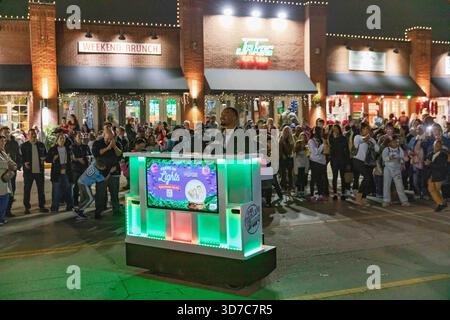 Grapevine, Texas, États-Unis. 23 novembre 2025. Grapevine, Texas ''" Nov. 24, 2025. Les visiteurs se rassemblent sur la rue principale historique pour la célébration annuelle du chant des lumières de la ville. Connue comme la capitale de Noël du Texas, Grapevine attire des milliers de personnes chaque saison des fêtes pour voir ses décorations élaborées et participer à des événements communautaires. (Crédit image : © Chris Rusanowsky/ZUMA Press Wire) USAGE ÉDITORIAL SEULEMENT ! Non destiné à UN USAGE commercial ! Banque D'Images