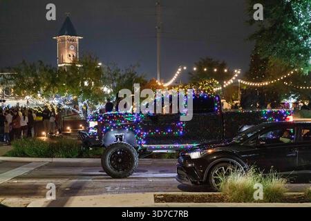 Grapevine, Texas, États-Unis. 23 novembre 2025. Grapevine, Texas ''" Nov. 24, 2025. Les visiteurs se rassemblent sur la rue principale historique pour la célébration annuelle du chant des lumières de la ville. Connue comme la capitale de Noël du Texas, Grapevine attire des milliers de personnes chaque saison des fêtes pour voir ses décorations élaborées et participer à des événements communautaires. (Crédit image : © Chris Rusanowsky/ZUMA Press Wire) USAGE ÉDITORIAL SEULEMENT ! Non destiné à UN USAGE commercial ! Banque D'Images