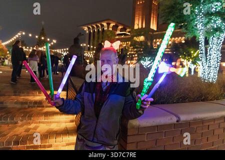 Grapevine, Texas, États-Unis. 23 novembre 2025. Grapevine, Texas ''" Nov. 24, 2025. Les visiteurs se rassemblent sur la rue principale historique pour la célébration annuelle du chant des lumières de la ville. Connue comme la capitale de Noël du Texas, Grapevine attire des milliers de personnes chaque saison des fêtes pour voir ses décorations élaborées et participer à des événements communautaires. (Crédit image : © Chris Rusanowsky/ZUMA Press Wire) USAGE ÉDITORIAL SEULEMENT ! Non destiné à UN USAGE commercial ! Banque D'Images