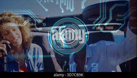 Veste en denim souriante passager tenant le téléphone et la chemise rayée conducteur direction atteignant le toit HUD Banque D'Images