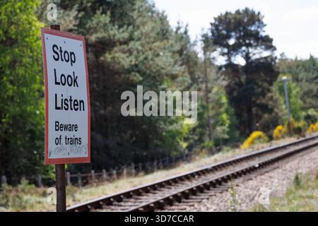 Arrêtez-vous, regardez, écoutez méfiez-vous du panneau d'avertissement des trains à voie unique à un passage à niveau Banque D'Images