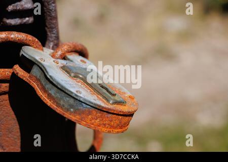 Gros plan du cadenas rouillé en métal à l'ancienne sur le poteau de porte Banque D'Images