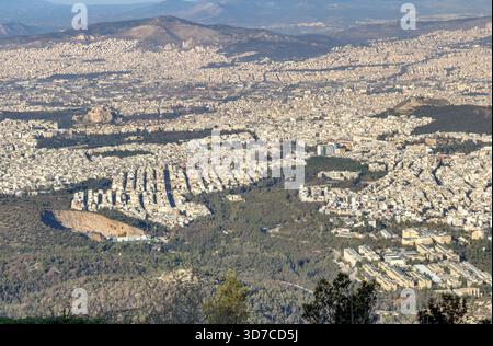Paysage urbain d'Athènes vu du mont Hymettus par jour ensoleillé clair Banque D'Images