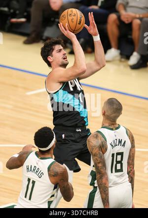 Milwaukee, États-Unis. 24 novembre 2025. Deni Avdija de Portland Trail Blazers (en haut) tire le ballon lors du match de saison régulière de la NBA 2025-2026 entre Portland Trail Blazers et Milwaukee Bucks à Milwaukee, aux États-Unis, le 24 novembre 2025. Crédit : Joel Lerner/Xinhua/Alamy Live News Banque D'Images
