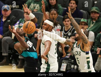 Milwaukee, États-Unis. 24 novembre 2025. Jerami Grant (l) des Portland Trail Blazers se bat pour un ballon lâche avec Myles Turner (C) des Milwaukee Bucks et Gary Trent Jr. Lors du match de saison régulière 2025-2026 entre Portland Trail Blazers et Milwaukee Bucks à Milwaukee, États-Unis, le 24 novembre 2025. Crédit : Joel Lerner/Xinhua/Alamy Live News Banque D'Images