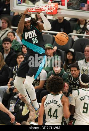Milwaukee, États-Unis. 24 novembre 2025. Les Dunks Robert Williams III des Portland Trail Blazers lors du match de saison régulière 2025-2026 entre les Portland Trail Blazers et les Milwaukee Bucks à Milwaukee, aux États-Unis, le 24 novembre 2025. Crédit : Joel Lerner/Xinhua/Alamy Live News Banque D'Images