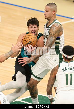 Milwaukee, États-Unis. 24 novembre 2025. Deni Avdija (l) des Portland Trail Blazers roule sur Kyle Kuzma des Milwaukee Bucks lors du match de saison régulière 2025-2026 entre les Portland Trail Blazers et les Milwaukee Bucks à Milwaukee, aux États-Unis, le 24 novembre 2025. Crédit : Joel Lerner/Xinhua/Alamy Live News Banque D'Images