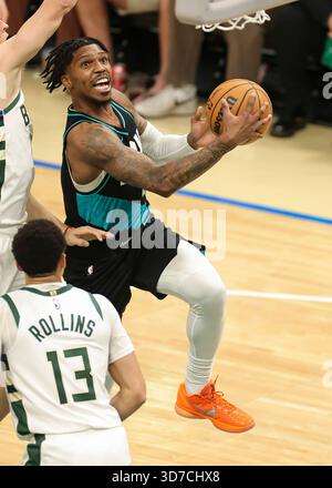 Milwaukee, États-Unis. 24 novembre 2025. Caleb Love (top) des Portland Trail Blazers se dirige vers le panier lors du match de saison régulière de la NBA 2025-2026 entre les Portland Trail Blazers et les Milwaukee Bucks à Milwaukee, aux États-Unis, le 24 novembre 2025. Crédit : Joel Lerner/Xinhua/Alamy Live News Banque D'Images