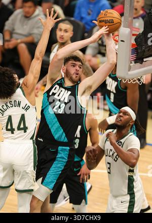 Milwaukee, États-Unis. 24 novembre 2025. Donovan Clingan (C) des Portland Trail Blazers se dirige vers le panier lors du match de saison régulière de la NBA 2025-2026 entre les Portland Trail Blazers et les Milwaukee Bucks à Milwaukee, aux États-Unis, le 24 novembre 2025. Crédit : Joel Lerner/Xinhua/Alamy Live News Banque D'Images