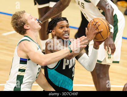 Milwaukee, États-Unis. 24 novembre 2025. Caleb Love (R) des Portland Trail Blazers se dirige vers le panier contre AJ Green des Milwaukee Bucks lors du match de saison régulière 2025-2026 entre les Portland Trail Blazers et les Milwaukee Bucks à Milwaukee, aux États-Unis, le 24 novembre 2025. Crédit : Joel Lerner/Xinhua/Alamy Live News Banque D'Images
