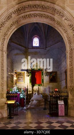 Chapelle latérale Santo Cristo de la Escucha avec une haute arche et tombe en albâtre de l'évêque fondateur Fray Diego de Villalán Almeria cathédrale Almeria Espagne Banque D'Images